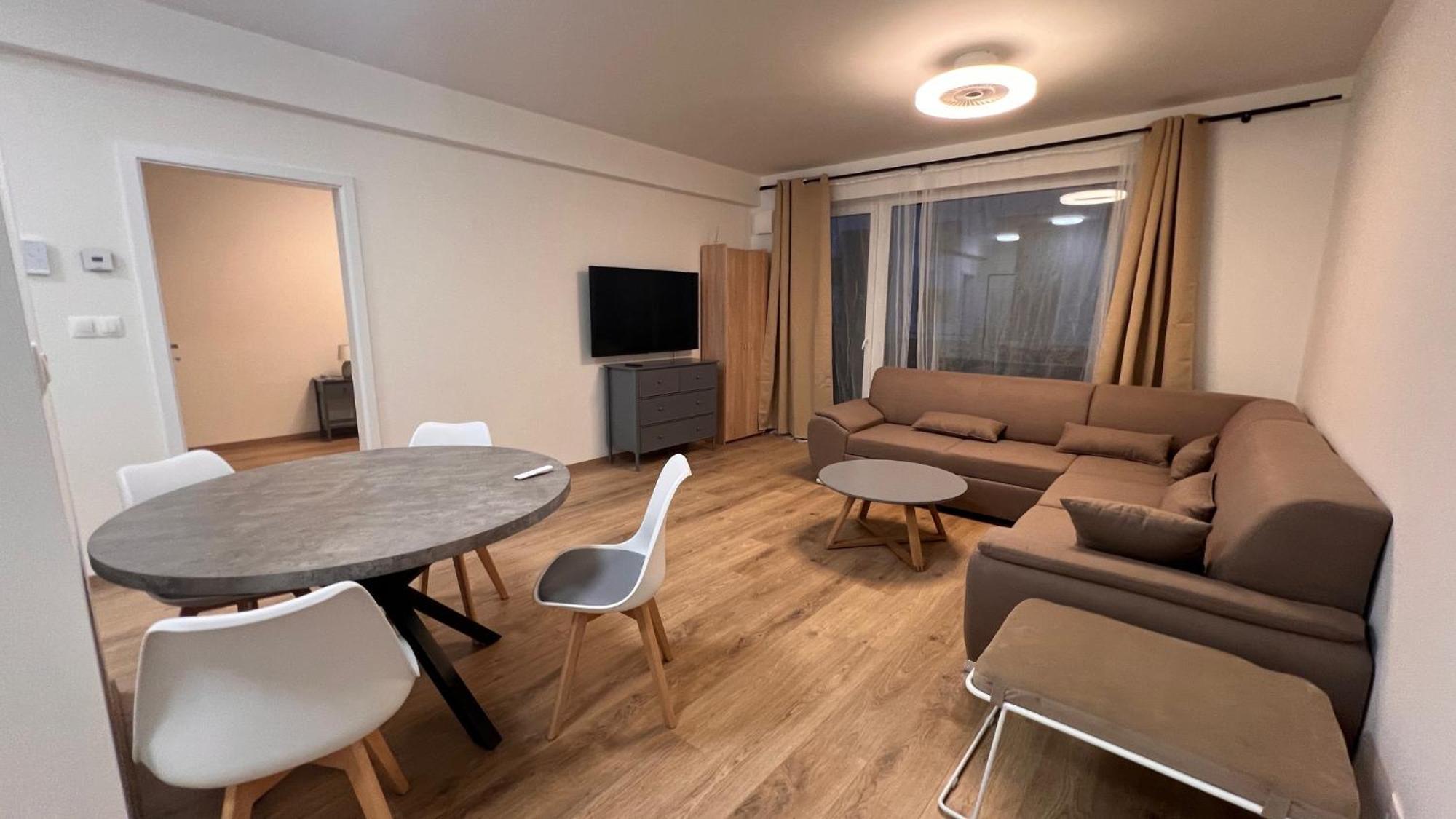 Air-Conditioned 2 Room Apartment, Balcony, New Building, 201 Rovinka 외부 사진