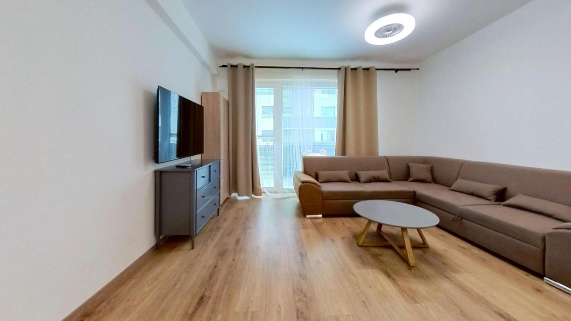 Air-Conditioned 2 Room Apartment, Balcony, New Building, 201 Rovinka 외부 사진